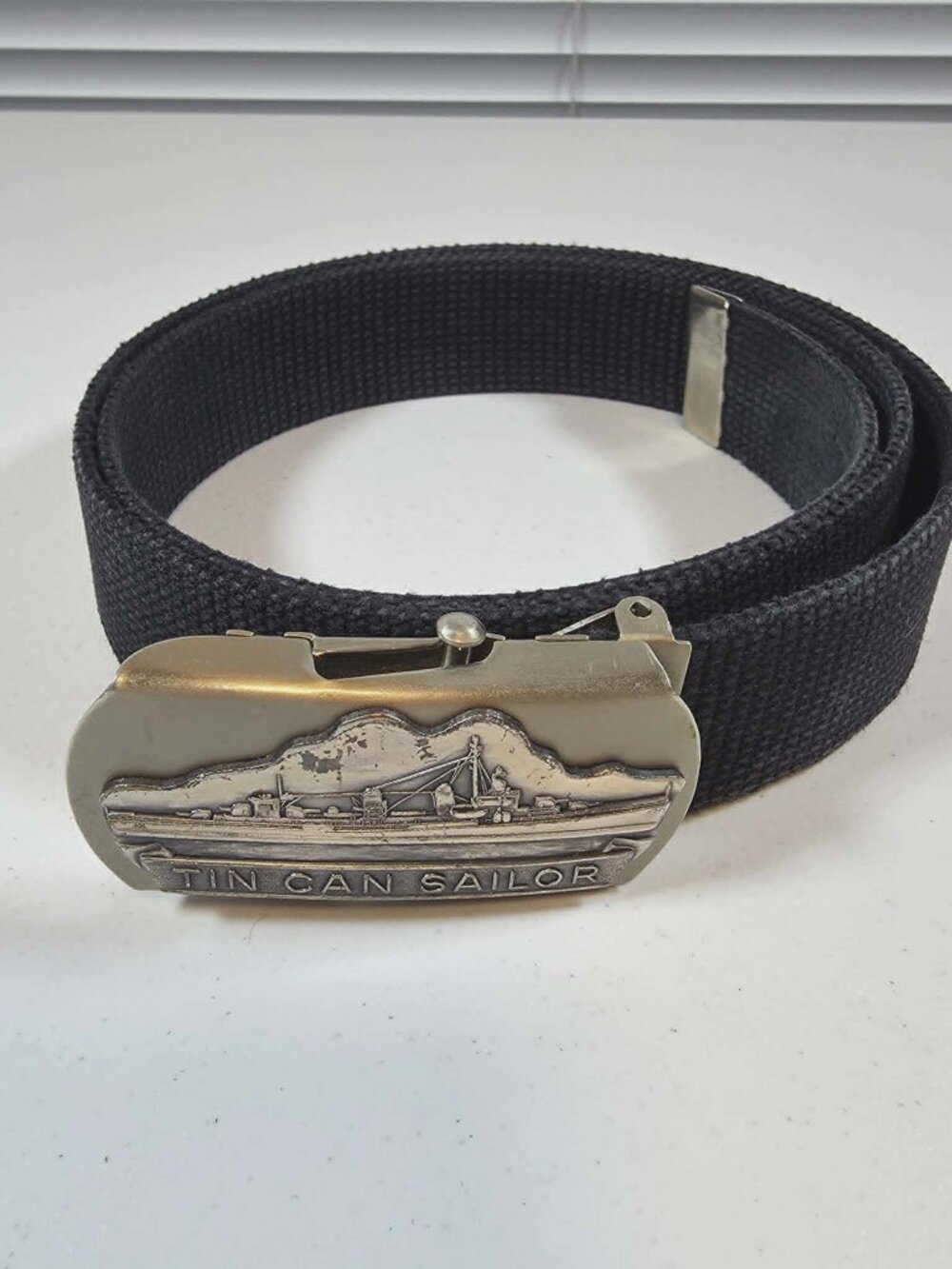 TIN CAN SAILOR BELT BLUE VINTAGE 40" X 1 1/4" - SOME SCUFFS ON BUCKLE. SEE PICTU